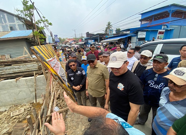 Wali Kota Samarinda, Andi Harun bersama Bupati Kukar, Aulia Rahman Basri saat mengunjungi lokasi pengerjaan sodetan di KM 2, Loa Jalan Ulu.(Devi/Lingkarkaltim)