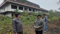 Ketua DPRD Kukar tinjau gedung mangkrak Unikarta.(Achmad/Lingkarkaltim)