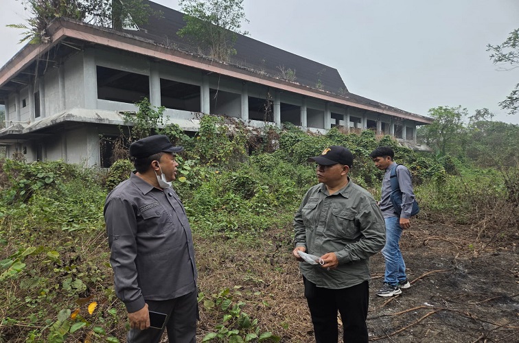 Ketua DPRD Kukar tinjau gedung mangkrak Unikarta.(Achmad/Lingkarkaltim)