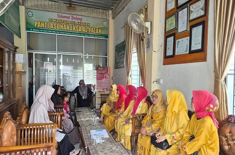 Tak sekadar berbagi sembako, HWK Sumbar tanamkan warisan adat Minangkabau kepada Anak Panti Asuhan Al-Falah. (Dok. Istimewa)