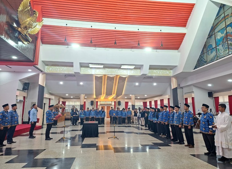11 Pejabat di Lingkungan Pemkab Kuksr dilantik oleh Bupati Kukar, Pendopo Odah Etam, Jumat (23/10/26). (Dilla/lingkarkaltim)
