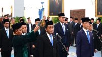 Menteri Energi dan Sumber Daya Mineral (ESDM) Bahlil Lahadalia saat dilantik sebagai Menteri Koordinator Bidang Hilirisasi dan Transisi Energi, Kamis (1/10/26), di Istana Negara, Jakarta. (Dok. Kementerian ESDM)