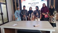 Foto bersama disela sela kegiatan pelatihan menjahit.(Nadzriel/Lingkarkaltim)