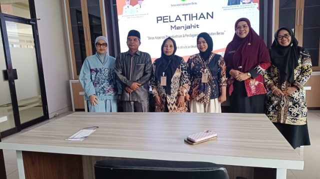 Foto bersama disela sela kegiatan pelatihan menjahit.(Nadzriel/Lingkarkaltim)
