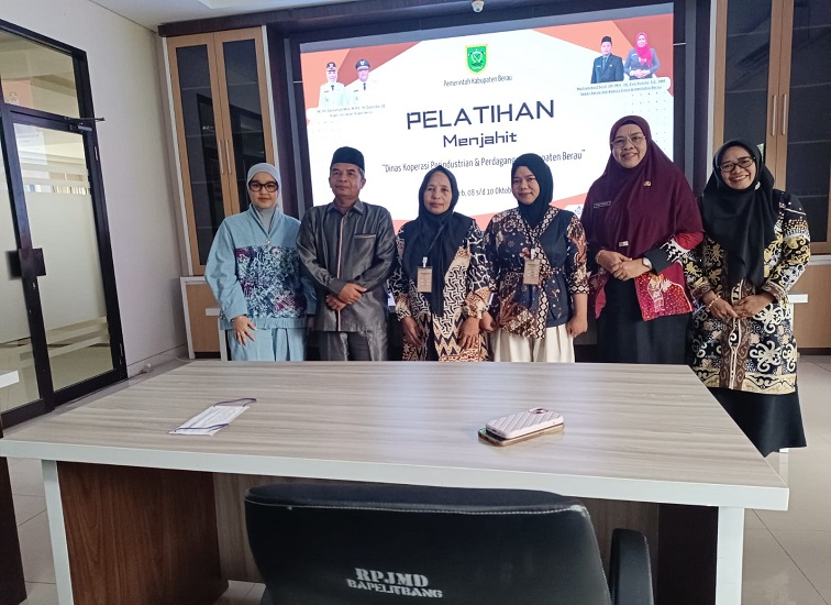 Foto bersama disela sela kegiatan pelatihan menjahit.(Nadzriel/Lingkarkaltim)