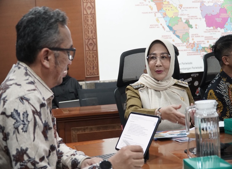 Bupati Berau, Sri Juniarsih Mas, melakukan audiensi dengan Pelaksana Tugas (Plt) Deputi Bidang Pengembangan Destinasi dan Infrastruktur Kemenpar, Reza Pahlevi, di Gedung Sapta Pesona, Jakarta, pada Kamis (22/10/2026). (Adpim Pemkab Berau).