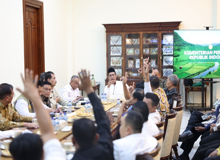 Pertemuan dan diskusi antara Menteri Pertanian Andi Amran Sulaima bersama perwakilan pelaku usaha ternak pada Jumat, 9/10/2026 di Jakarta. (Dok. Kementan RI)
