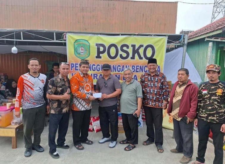 DPD PKS Kukar serahkan bantuan sosial kepada korban kebakaran, Kamis (15/10/2026) (Rizki/Lingkarkaltim.