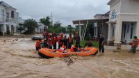 Satuan Brimob Polda Sumatera Barat saat mengevakuasi warga terdampa banjir di Kota Padang, Sumatera Barat. (Dok. tribratanews.polri.go.id)