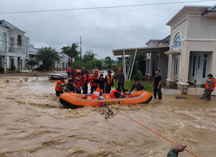 Satuan Brimob Polda Sumatera Barat saat mengevakuasi warga terdampa banjir di Kota Padang, Sumatera Barat. (Dok. tribratanews.polri.go.id)