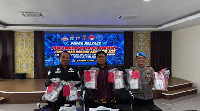 Konferensi pers di Ruang Rupatama Polres Berau, Jumat (23/10/2026). (Nadzriel/Lingkarkaltim)