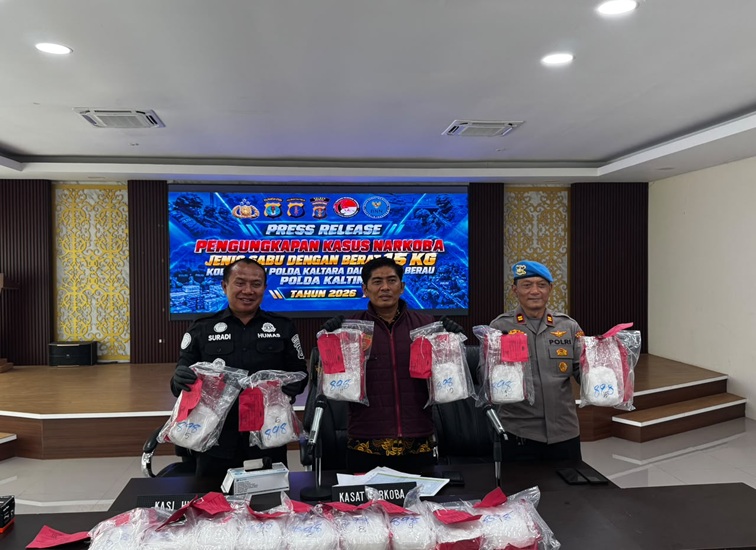 Konferensi pers di Ruang Rupatama Polres Berau, Jumat (23/10/2026). (Nadzriel/Lingkarkaltim)