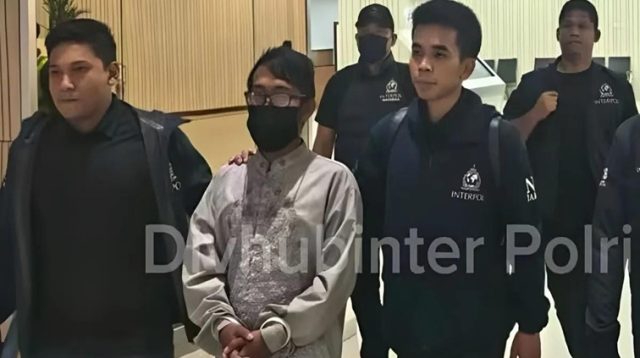 Divisi Hubungan Internasional (Divhubinter) Polri berhasil memulangkan buron kasus dugaan pembunuhan di Surabaya yang Kabur ke Malaysia. (dok. tribratanews.polri.go.id)