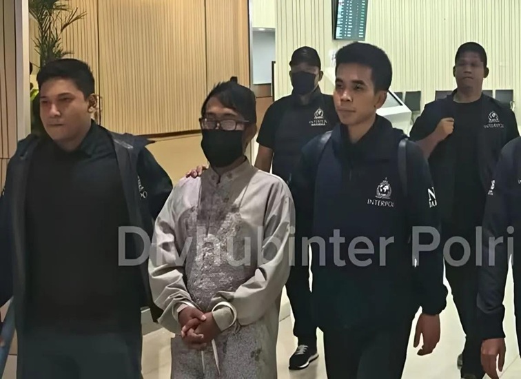Divisi Hubungan Internasional (Divhubinter) Polri berhasil memulangkan buron kasus dugaan pembunuhan di Surabaya yang Kabur ke Malaysia. (dok. tribratanews.polri.go.id)