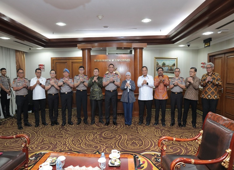 Kapolri Jenderal Polisi Suyudi Ario Seto menerima audiensi Menteri Komunikasi dan Digital Republik Indonesia Meutya Viada Hafid di Mabes Polri, Jakarta Selatan, Selasa (27/10/2026). (dok. tribratanews.polri.go.id)