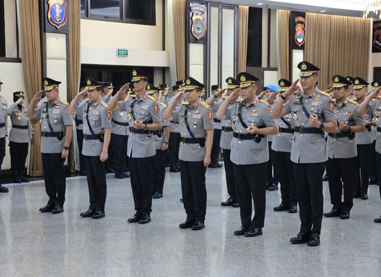 Polri melakukan penyegaran organisasi melalui mutasi, serah terima jabatan (sertijab), pelantikan, dan kenaikan pangkat sejumlah perwira tinggi (Pati) dan perwira menengah (Pamen) di Rupattama Mabes Polri, Jakarta, Sabtu (03/10/2026) malam. (dok. tribratanews.polri.go.id)