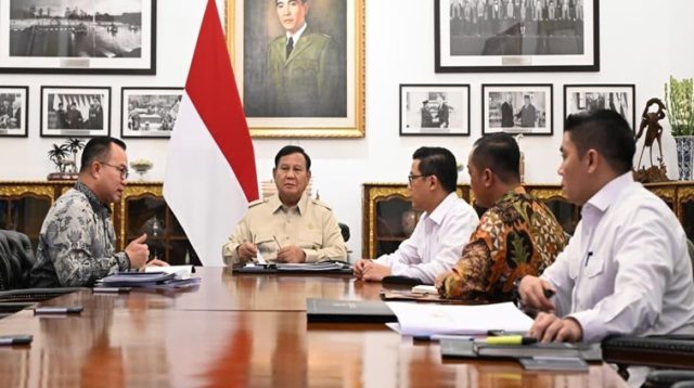 Presiden Prabowo Subianto saat menerima Kepala Badan Riset dan Inovasi Nasional (BRIN) Arif Satria di Istana Merdeka, Jakarta, pada Selasa (27/10/2026). (dok. BPMI Setpres)