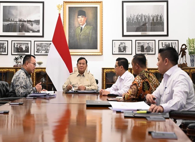 Presiden Prabowo Subianto saat menerima Kepala Badan Riset dan Inovasi Nasional (BRIN) Arif Satria di Istana Merdeka, Jakarta, pada Selasa (27/10/2026). (dok. BPMI Setpres)