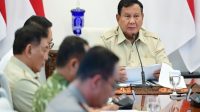 Presiden Prabowo Subianto saat memimpin rapat perkembangan penanganan karhutla secara hybrid dari Istana Merdeka, Jakarta, pada Senin (12/10/2026). (dok. BPMI Setpres)