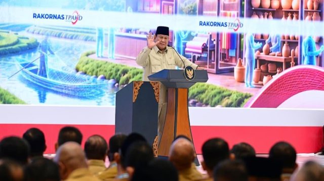 Presiden Prabowo Subianto saat menyampaikan sambutan dalam Rapat Koordinasi Nasional (Rakornas) Tim Percepatan Akses Keuangan Daerah (TPAKD) di JIEXPO Kemayoran, Jakarta, pada Kamis (22/10/2026). (dok. BPMI Setpres)