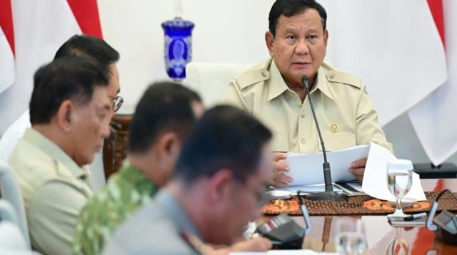 Presiden Prabowo Subianto saat memimpin rapat perkembangan penanganan karhutla secara hybrid dari Istana Merdeka, Jakarta, pada Senin (12/10/2026). (dok. BPMI Setpres)