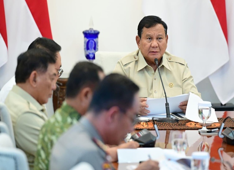 Presiden Prabowo Subianto saat memimpin rapat perkembangan penanganan karhutla secara hybrid dari Istana Merdeka, Jakarta, pada Senin (12/10/2026). (dok. BPMI Setpres)