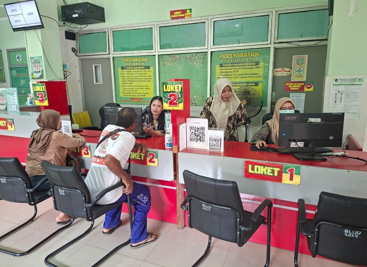 Suasana Pelayanan Loket Pendaftaran, Puskesmas Rapak Mahang, Jl. Pesut, Tenggarong. (Dilla/lingkarkaltim)