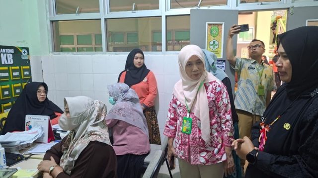 Kegiatan Sosialisasi, Edukasi Program KB dan Kontrasepsi, serta Pelayanan KB Gratis yang digelar di Puskesmas Rapak Mahang, Jalan Pesut, Tenggarong, Jumat (2/10/2026). (Dilla/lingkarkaltim)