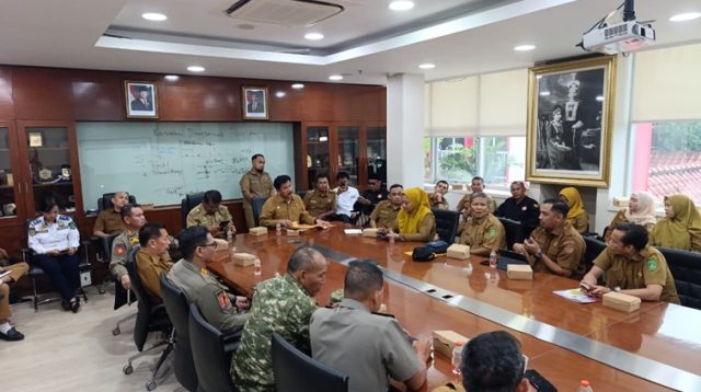 Rapat Audiensi Persiapan Peringatan Peristiwa Merah Putih Ke-80 Tahun 2027 di Kecamatan Sangasanga, Ruang Rapat Sekretaris Daerah, Kantor Bupati Kukar, Senin (19/10/26). (Dilla/lingkarkaltim)