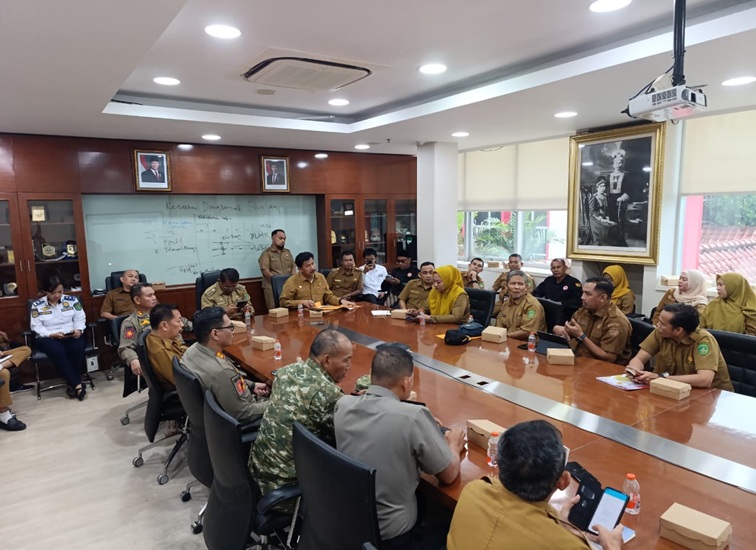 Rapat Audiensi Persiapan Peringatan Peristiwa Merah Putih Ke-80 Tahun 2027 di Kecamatan Sangasanga, Ruang Rapat Sekretaris Daerah, Kantor Bupati Kukar, Senin (19/10/26). (Dilla/lingkarkaltim)