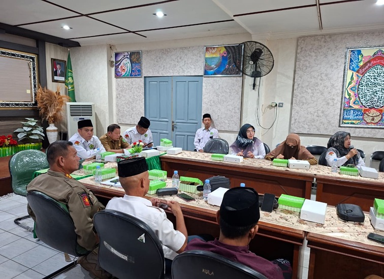 Suasana dalam rapat untuk persiapan peringatan Hari Santri Nasional Tahun 2026 Bertempat di Aula Kantor Kementerian Agama Kabupaten Kutai Kartanegara, Senin (12/10/26). (Dilla/lingkarkaltim)