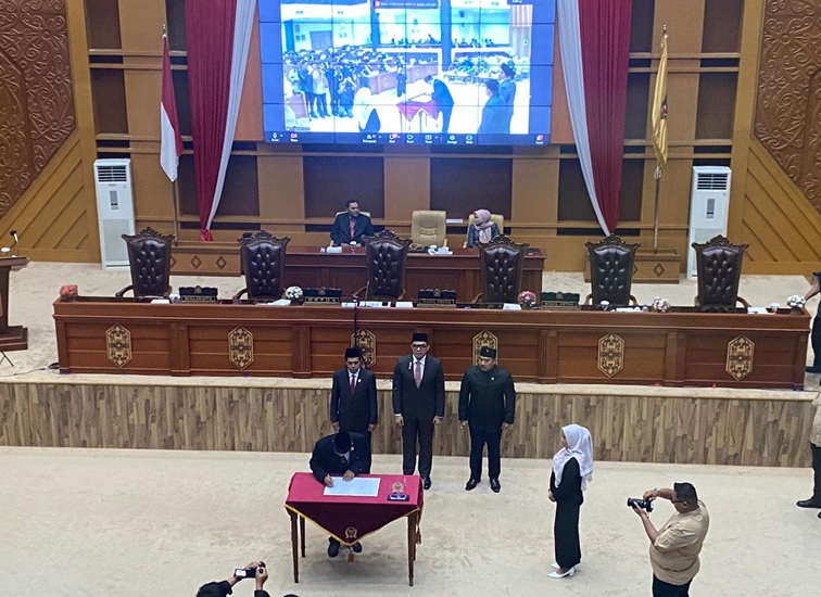 Pengesahan Rancangan Peraturan Daerah (Raperda) APBD-P 2026 dalam Rapat Paripurna DPRD Kota Samarinda. (Devi/Lingkarkaltim)