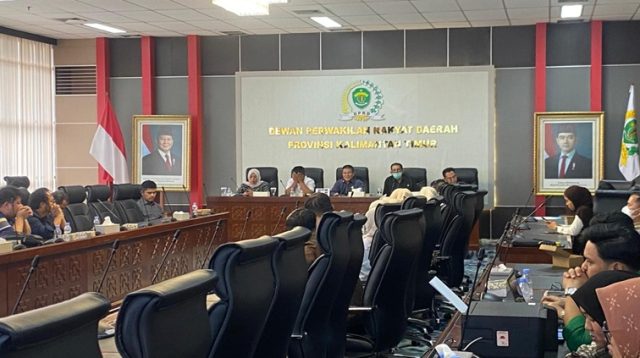 RDP lanjutan Komisi IV DPRD Kaltim membahas kelanjutan mediasi sengketa medis kawat jantung RSUD AWS bersama Dinkes Kaltim dan kuasa hukum keluarga pasien. Rabu (14/10/2026) di Gedung E, Kantor DPRD Kaltim. (Devi/Lingkarkaltim)