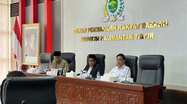 Rapat Dengar Pendapat (RDP) bersama Komisi I DPRD Kaltim dan perwakilan pemilik lahan di Jalan Kurnia Makmur serta Jalan Blitar, Senin (5/10/2026).(Devi/Lingkarkaltim)