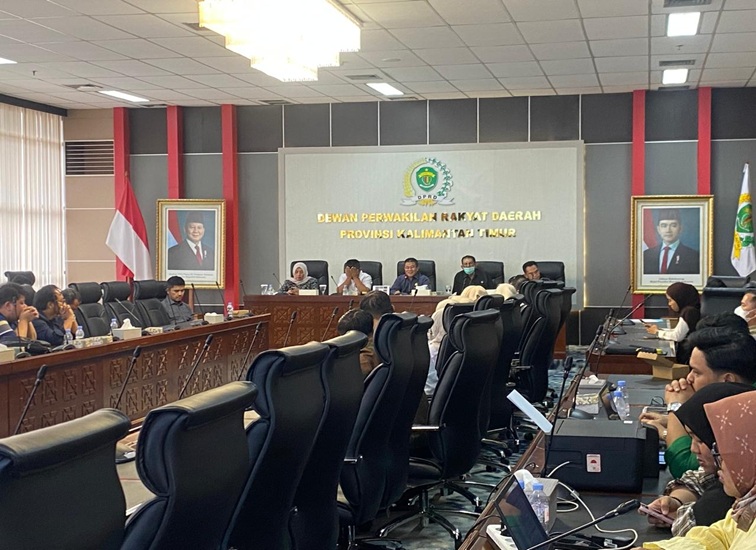 RDP lanjutan Komisi IV DPRD Kaltim membahas kelanjutan mediasi sengketa medis kawat jantung RSUD AWS bersama Dinkes Kaltim dan kuasa hukum keluarga pasien. Rabu (14/10/2026) di Gedung E, Kantor DPRD Kaltim. (Devi/Lingkarkaltim)