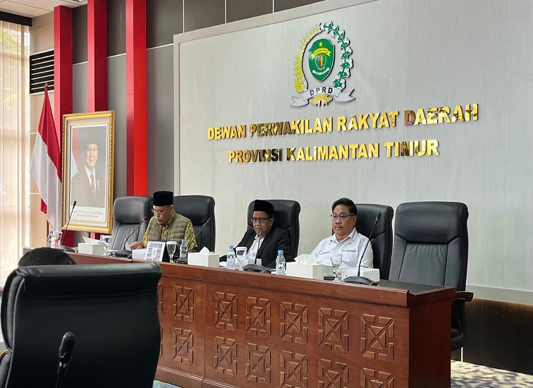 Rapat Dengar Pendapat (RDP) bersama Komisi I DPRD Kaltim dan perwakilan pemilik lahan di Jalan Kurnia Makmur serta Jalan Blitar, Senin (5/10/2026).(Devi/Lingkarkaltim)