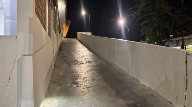 Bangunan retak dan jalan amblas, Jum'at (30/10/2026) (Akhmad Hafidz/Lingkarkaltim)