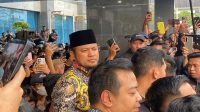rudi Gubernur Kaltim, Rudy Mas’ud saat menemui massa aksi Gerakan Rakyat Menggugat pada Rabu, (21/10/2026) di halaman Kantor Gubernur Kalimantan Timur. (Devi/Lingkarkaltim)