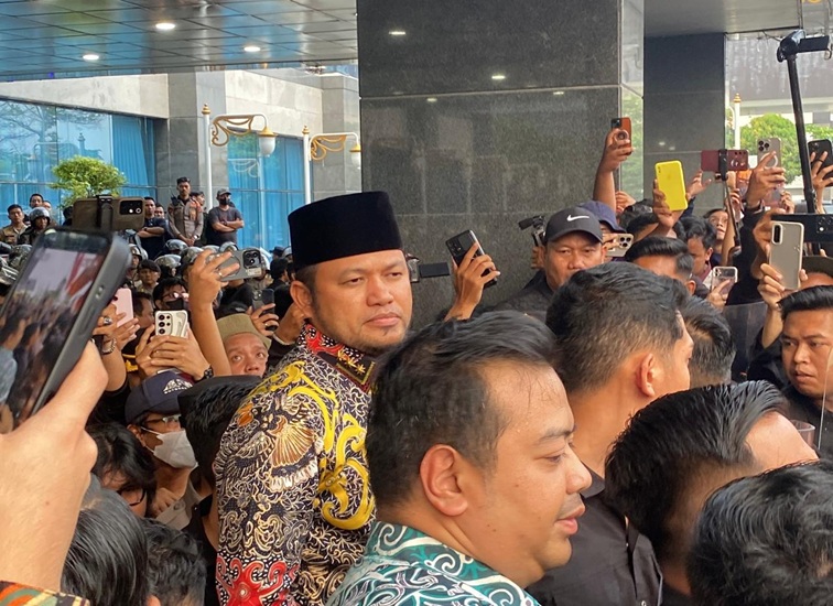 Gubernur Kaltim, Rudy Mas’ud saat menemui massa aksi Gerakan Rakyat Menggugat pada Rabu, (21/10/2026) di halaman Kantor Gubernur Kalimantan Timur. (Devi/Lingkarkaltim)