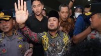 rudi Gubernur Kaltim, Rudy Masud saat menghadapi massa aksi di halaman Kantor Gubernur Kaltim. Rabu (21/10/2026). (Devi/Lingkarkaltim)