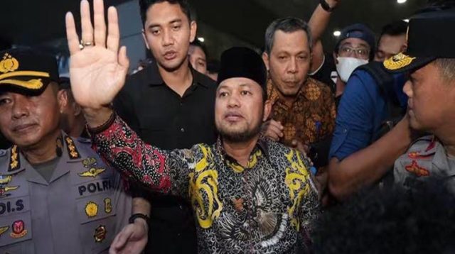 Gubernur Kaltim, Rudy Masud saat menghadapi massa aksi di halaman Kantor Gubernur Kaltim. Rabu (21/10/2026). (Devi/Lingkarkaltim)
