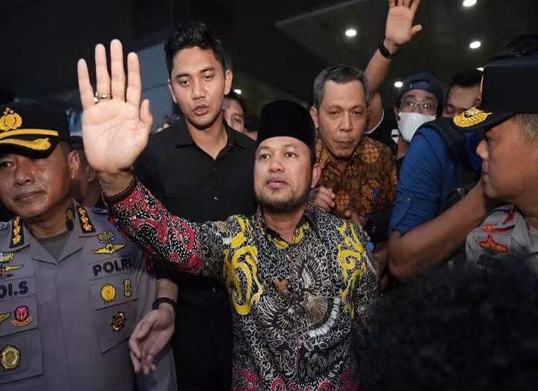 Gubernur Kaltim, Rudy Masud saat menghadapi massa aksi di halaman Kantor Gubernur Kaltim. Rabu (21/10/2026). (Devi/Lingkarkaltim)