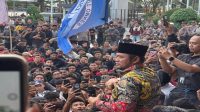 Gubernur Kaltim, Rudy Mas’ud saat turun langsung menemui ratusan massa aksi Gerakan Rakyat Menggugat Rabu sore (21/10/2026). (Devi/Lingkarkaltim)