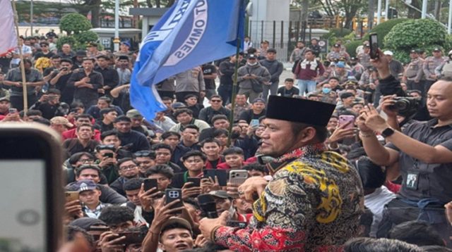 Gubernur Kaltim, Rudy Mas’ud saat turun langsung menemui ratusan massa aksi Gerakan Rakyat Menggugat Rabu sore (21/10/2026). (Devi/Lingkarkaltim)
