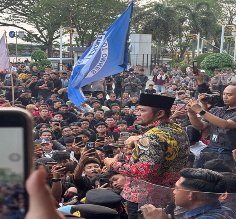 Gubernur Kaltim, Rudy Mas’ud saat turun langsung menemui ratusan massa aksi Gerakan Rakyat Menggugat Rabu sore (21/10/2026). (Devi/Lingkarkaltim)