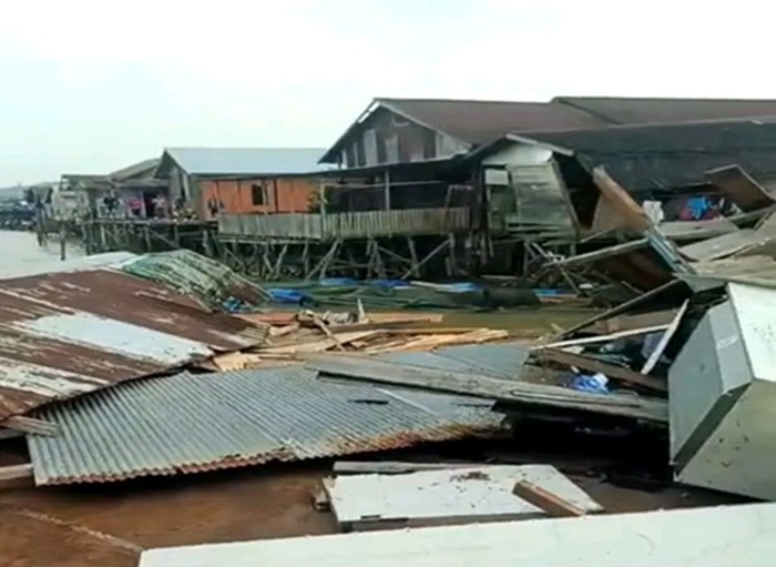 Rumah Yang Hancur Akibat Ditabrak Kapal Ponton (Dok. Istimewa)