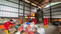 Aktivitas pemilahan dan pemusnahan sampah di Tempat Pengolahan Sampah Terpadu (TPST) Insinerator milik DLH Samarinda. (Devi/Lingkarkaltim)