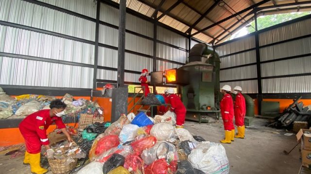 Aktivitas pemilahan dan pemusnahan sampah di Tempat Pengolahan Sampah Terpadu (TPST) Insinerator milik DLH Samarinda. (Devi/Lingkarkaltim)