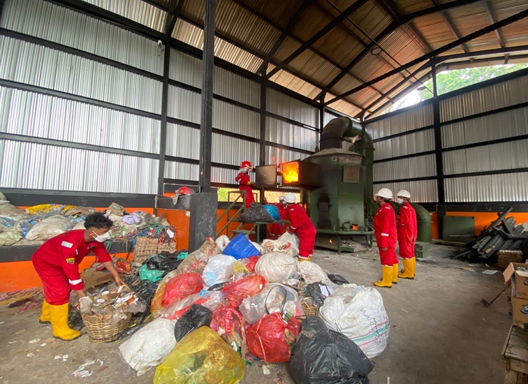 Aktivitas pemilahan dan pemusnahan sampah di Tempat Pengolahan Sampah Terpadu (TPST) Insinerator milik DLH Samarinda. (Devi/Lingkarkaltim)