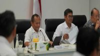 samuji Menteri Perindustrian Muhammad Sarmuji bersama jajaran saat meninjau proyek percontohan (pilot project) pengurangan emisi melalui teknologi CCU di PT Petrokimia Gresik pada Jumat (16/10/2026). (Dok. Kemenperin RI)